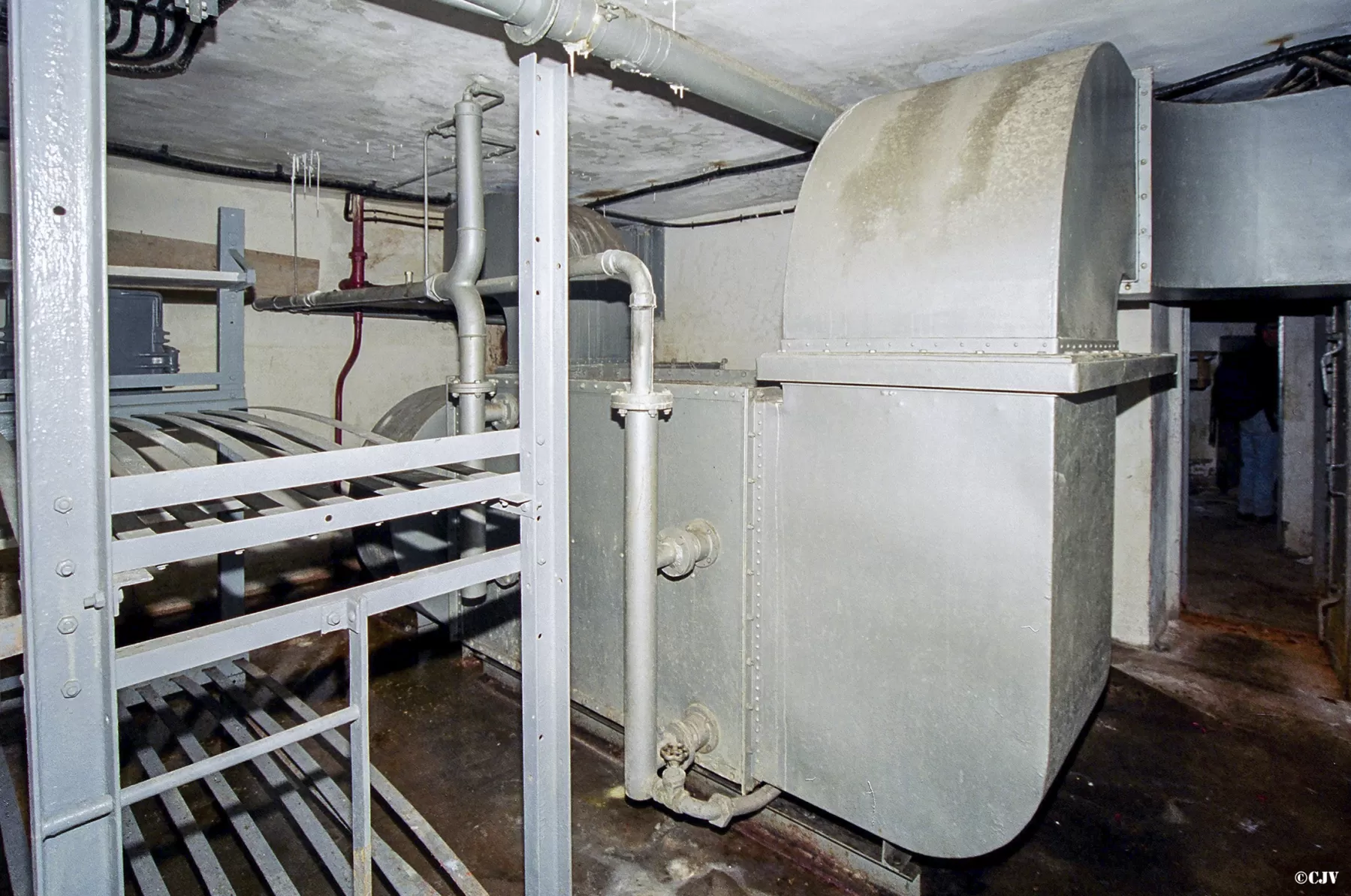 Ligne Maginot - SAINT ANTOINE - (Ouvrage d'artillerie) - Bloc EHM
Etage inférieur
Local de l'aérotherme - Lia VERMEULEN