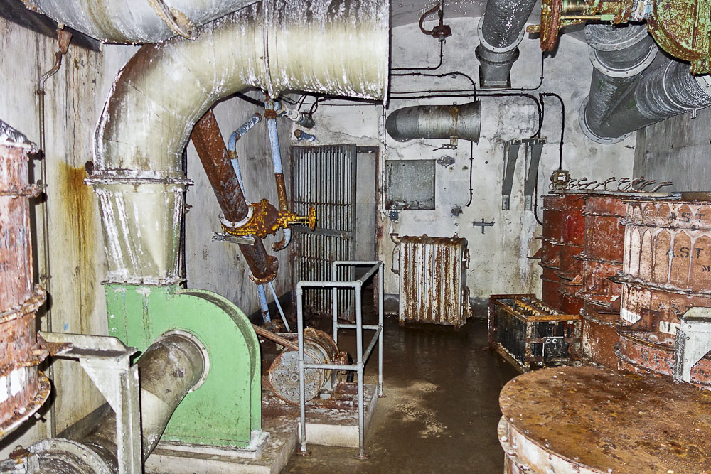 Ligne Maginot - SAINT ANTOINE - (Ouvrage d'artillerie) - Salle de neutralisation de l'ouvrage
Noter à côté de la porte la chaudière de réchauffage de l'air pulsé. - Michel Teiten