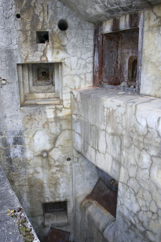 Ligne Maginot - SAINT ANTOINE - (Ouvrage d'artillerie) - Bloc 1
Créneaux de 75 et de 81 superposés
L'issue de secours est visible en fond de fossé - JOLAS, Jean-Michel