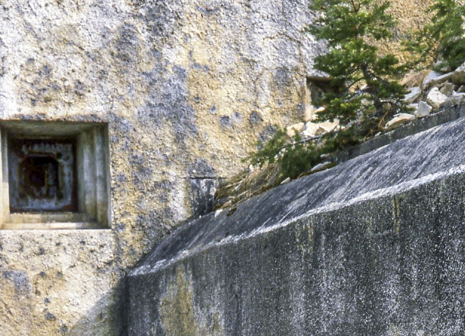 Ligne Maginot - SAINT ANTOINE - (Ouvrage d'artillerie) - Bloc 1
Etat fin des années 80
L'orifice du créneau optique est visible en haut  à droite - JOLAS, Jean-Michel