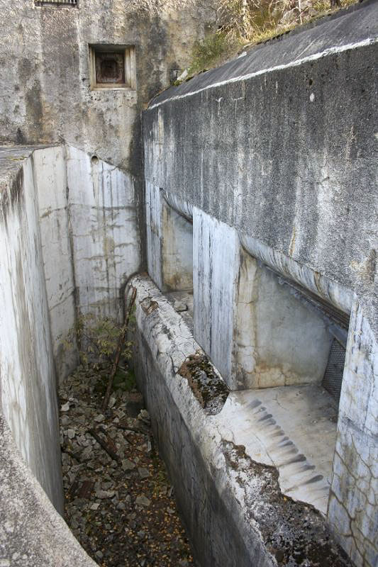 Ligne Maginot - SAINT ANTOINE - (Ouvrage d'artillerie) - Bloc 1
Créneaux de la chambre de tir Ouest pour mortiers de 81 - JOLAS, Jean-Michel
