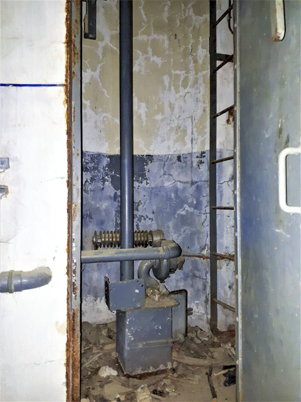 Ligne Maginot - SAINT ANTOINE - (Ouvrage d'artillerie) - Bloc 1
Etage supérieur
Puits de la cloche GFM - Gregory Fuchs