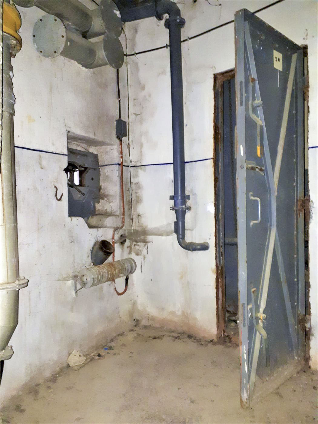 Ligne Maginot - SAINT ANTOINE - (Ouvrage d'artillerie) - Bloc 1
Etage supérieur
Caponnière FM et accès à la cloche GFM - Gregory Fuchs