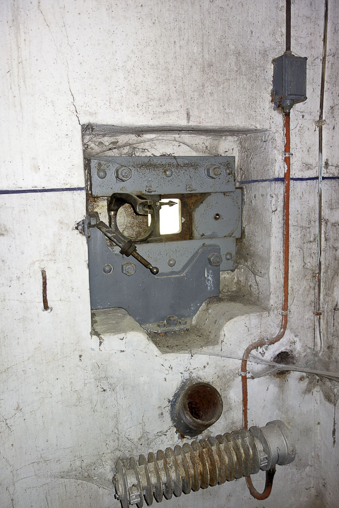 Ligne Maginot - SAINT ANTOINE - (Ouvrage d'artillerie) - Bloc 1
Etage supérieur
Créneau FM de défense rapprochée - Michel Teiten