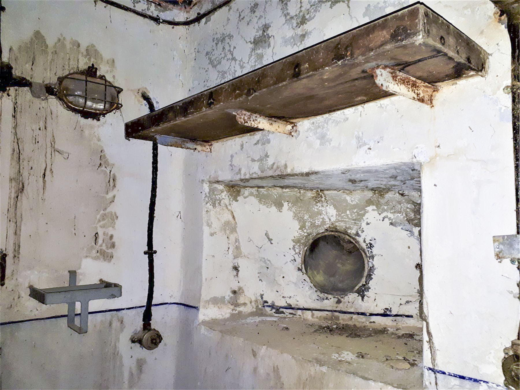 Ligne Maginot - SAINT ANTOINE - (Ouvrage d'artillerie) - Bloc 1
Etage supérieur
Créneau optique et poste téléphonique - Gregory Fuchs