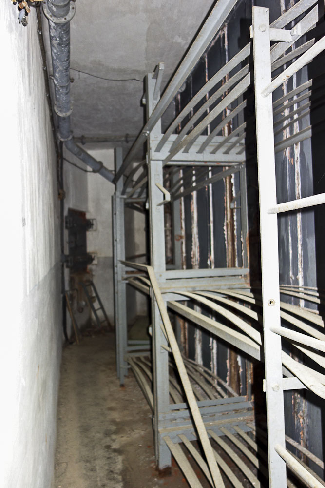 Ligne Maginot - SAINT ANTOINE - (Ouvrage d'artillerie) - Bloc 1
Etage intermédiaire
Chambre pour 12 hommes
Au fond on devine la sortie de secours - Michel Teiten