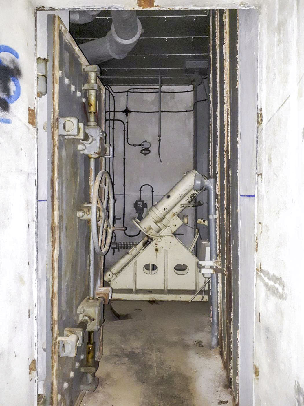 Ligne Maginot - SAINT ANTOINE - (Ouvrage d'artillerie) - Bloc 1
Etage intermédiaire
Entrée de la chambre de tir Ouest pour mortiers de 81 - Gregory Fuchs