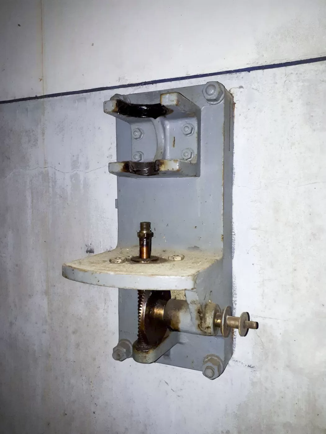Ligne Maginot - SAINT ANTOINE - (Ouvrage d'artillerie) - Bloc 1
Etage intermédiaire
Dispositif de montage des charges additionnelles sur les obus de 81 - Gregory Fuchs
