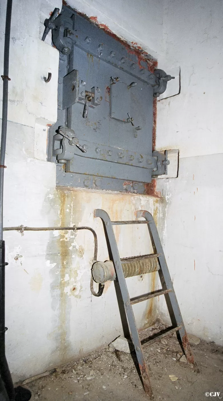 Ligne Maginot - SAINT ANTOINE - (Ouvrage d'artillerie) - Bloc 1
Etage intermédiaire
L'issue de secours