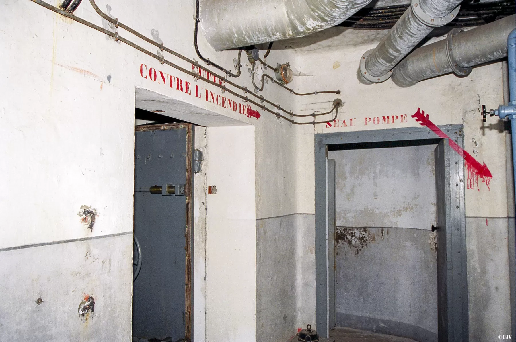 Ligne Maginot - SAINT ANTOINE - (Ouvrage d'artillerie) - Bloc 1
Etage inferieur
A gauche le PC, au fond la chambre de repos - Lia VERMEULEN