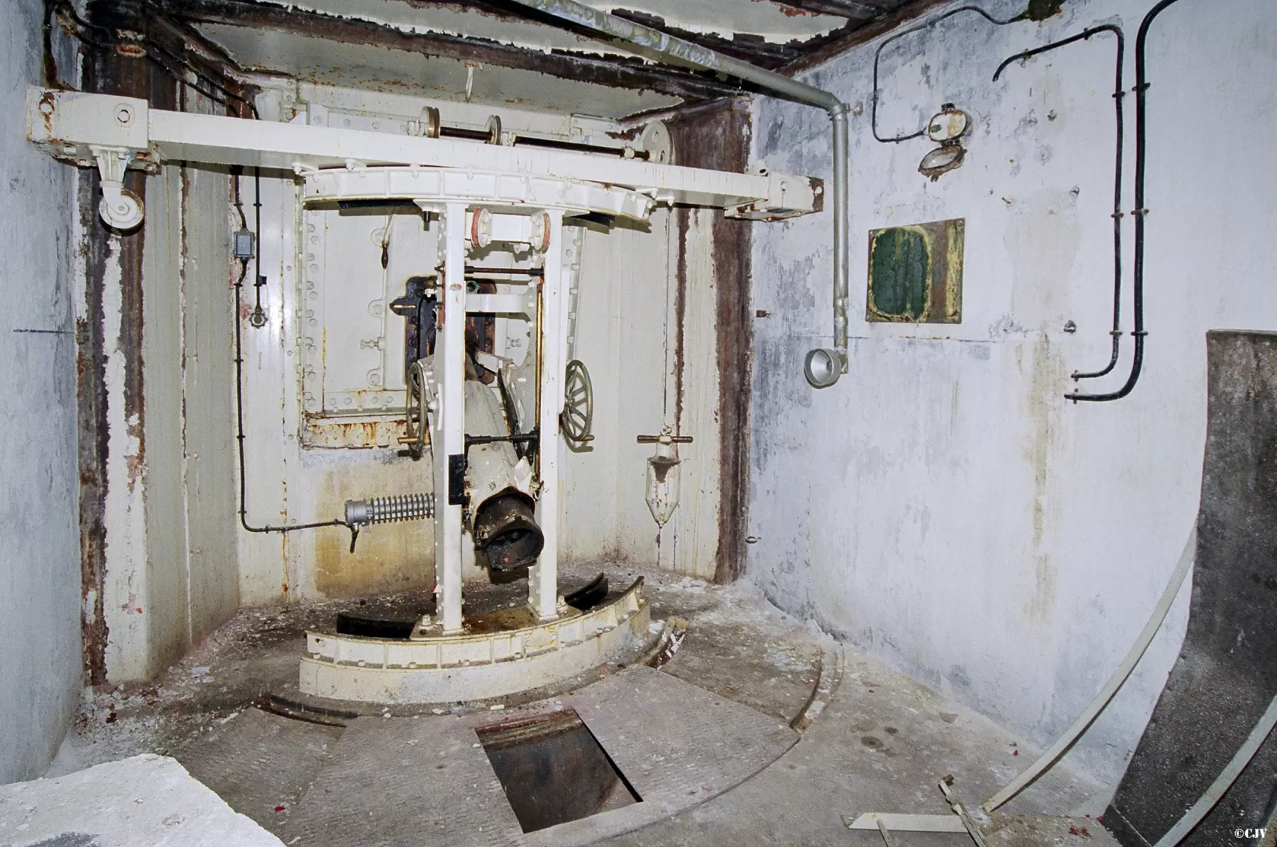 Ligne Maginot - SAINT ANTOINE - (Ouvrage d'artillerie) - Bloc 1
Etage supérieur
Chambre de tir gauche pour obusier de 75 mle 31 - Lia VERMEULEN