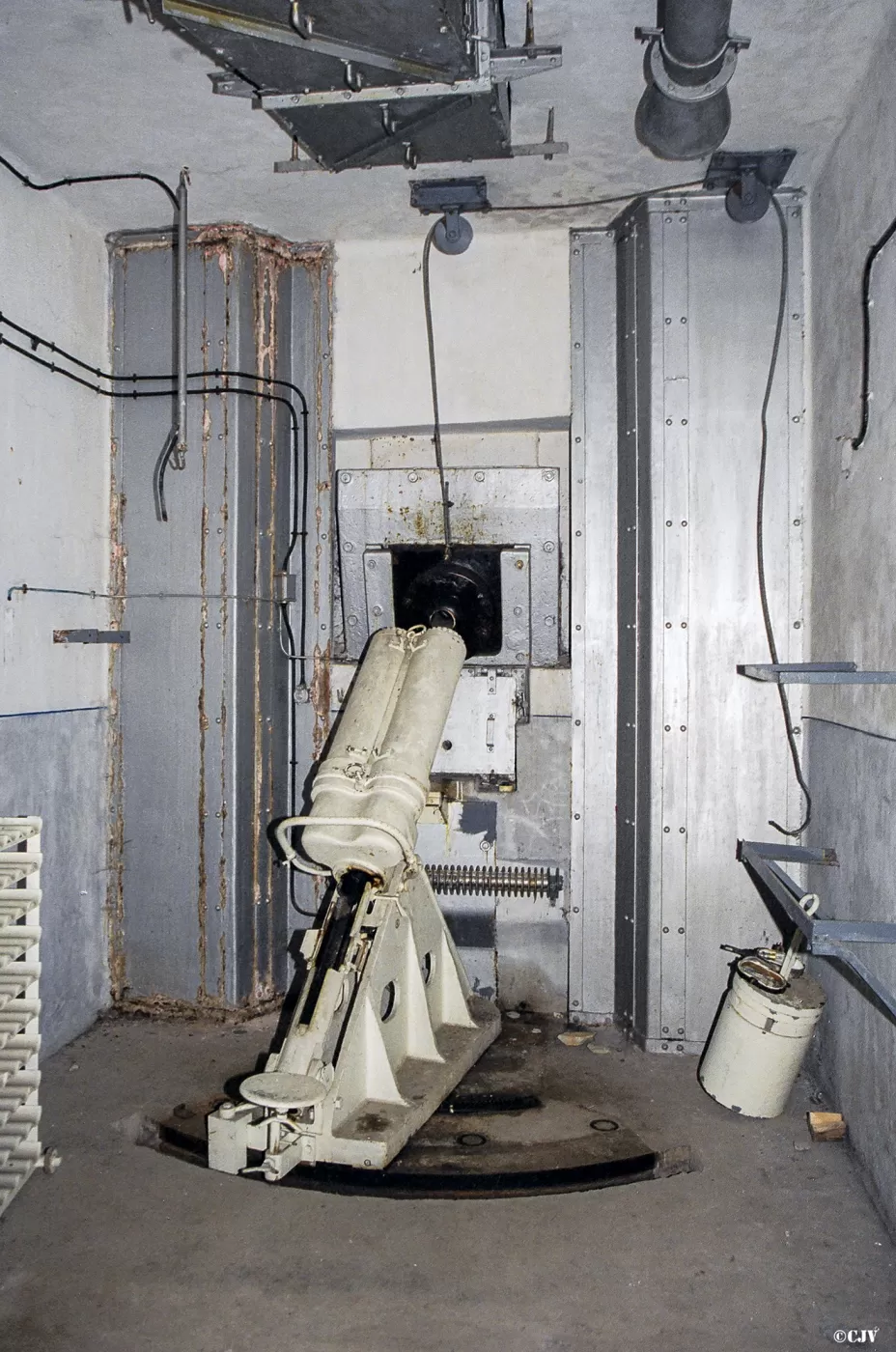 Ligne Maginot - SAINT ANTOINE - (Ouvrage d'artillerie) - Bloc 1
Etage intermédiaire
Chambre de tir Est pour mortier de 81 - Lia VERMEULEN