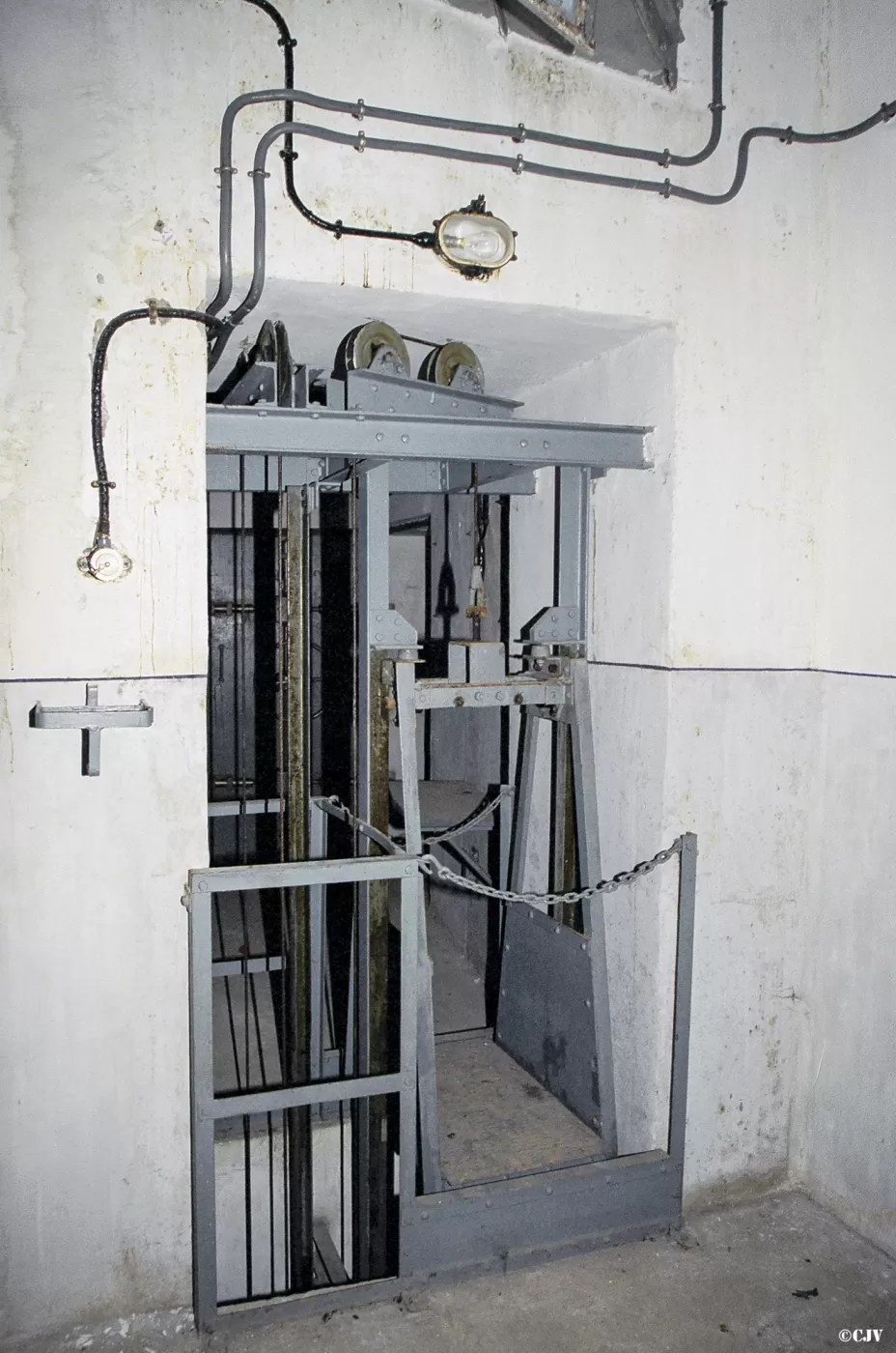 Ligne Maginot - SAINT ANTOINE - (Ouvrage d'artillerie) - Bloc 1
Etage intermédiaire
Monte-charge pour munitions de 81mm non préparées entre les deux chambres de tir Est - Lia VERMEULEN