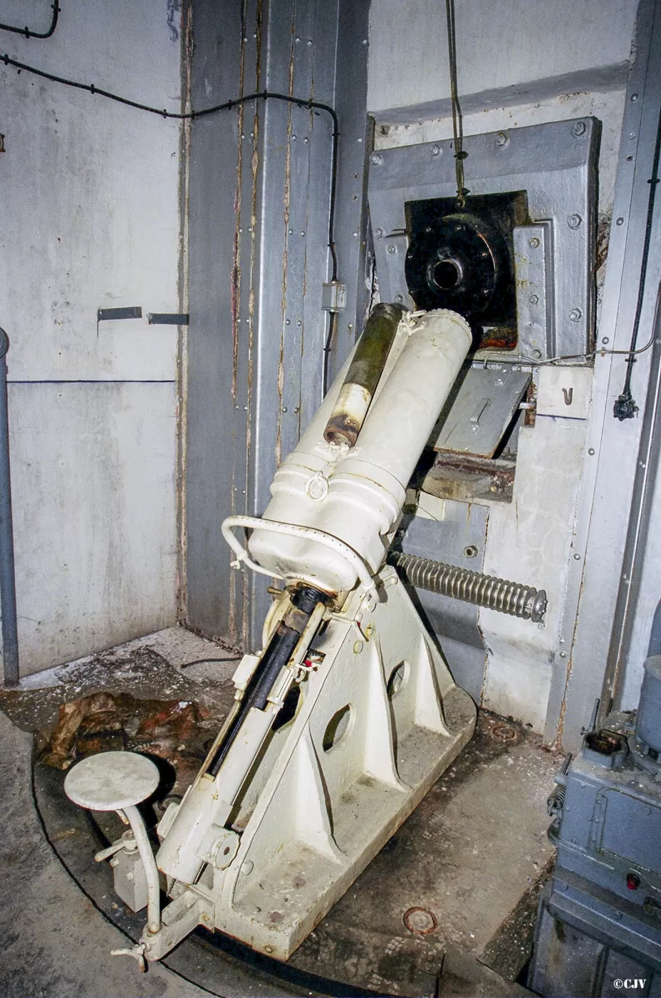 Ligne Maginot - SAINT ANTOINE - (Ouvrage d'artillerie) - Bloc 1
Etage intermédiaire
Chambre de tir Ouest pour mortiers de 81
Mortier de gauche - Lia VERMEULEN