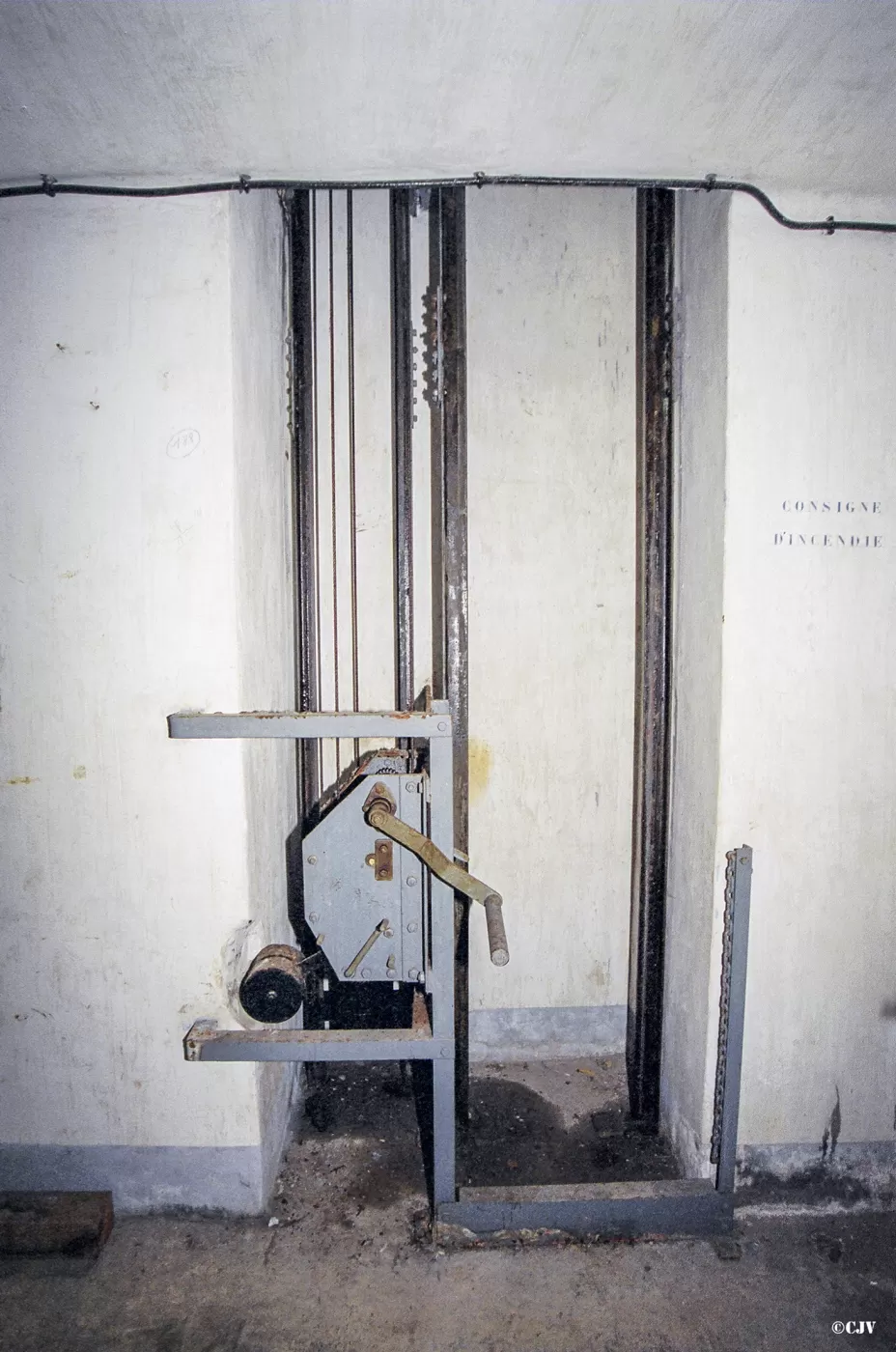 Ligne Maginot - SAINT ANTOINE - (Ouvrage d'artillerie) - Bloc 1
Etage inférieur
Monte-charge pour munitions de 81mm non préparées (chambres de tir Est) - Lia VERMEULEN