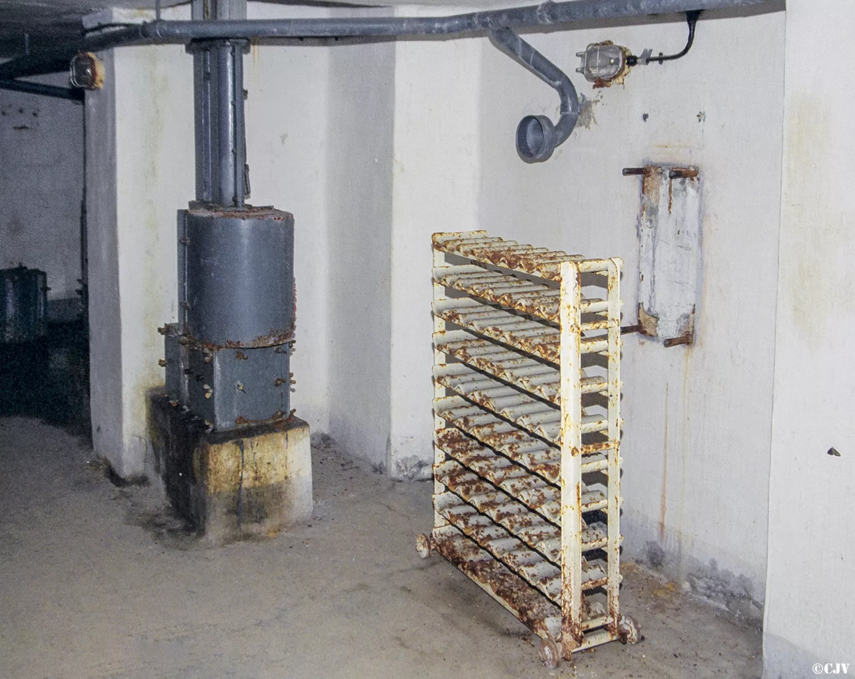 Ligne Maginot - SAINT ANTOINE - (Ouvrage d'artillerie) - Bloc 1
Etage inférieur
Chambre de tir Ouest
Magasin de stockage et de confection des munitions de 81 - Lia VERMEULEN