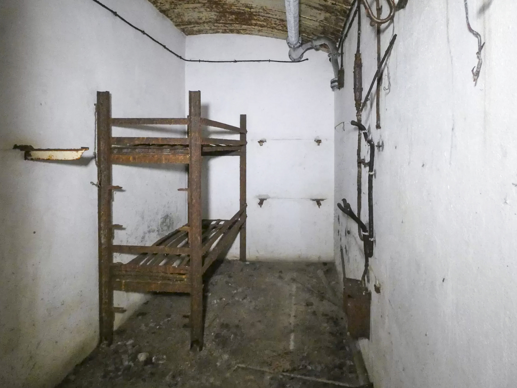 Ligne Maginot - BOIS KARRE - X12 - (Abri) - Une chambre pour sous-officiers. Il reste des cables téléphoniques au mur. - STENGER Mathieu