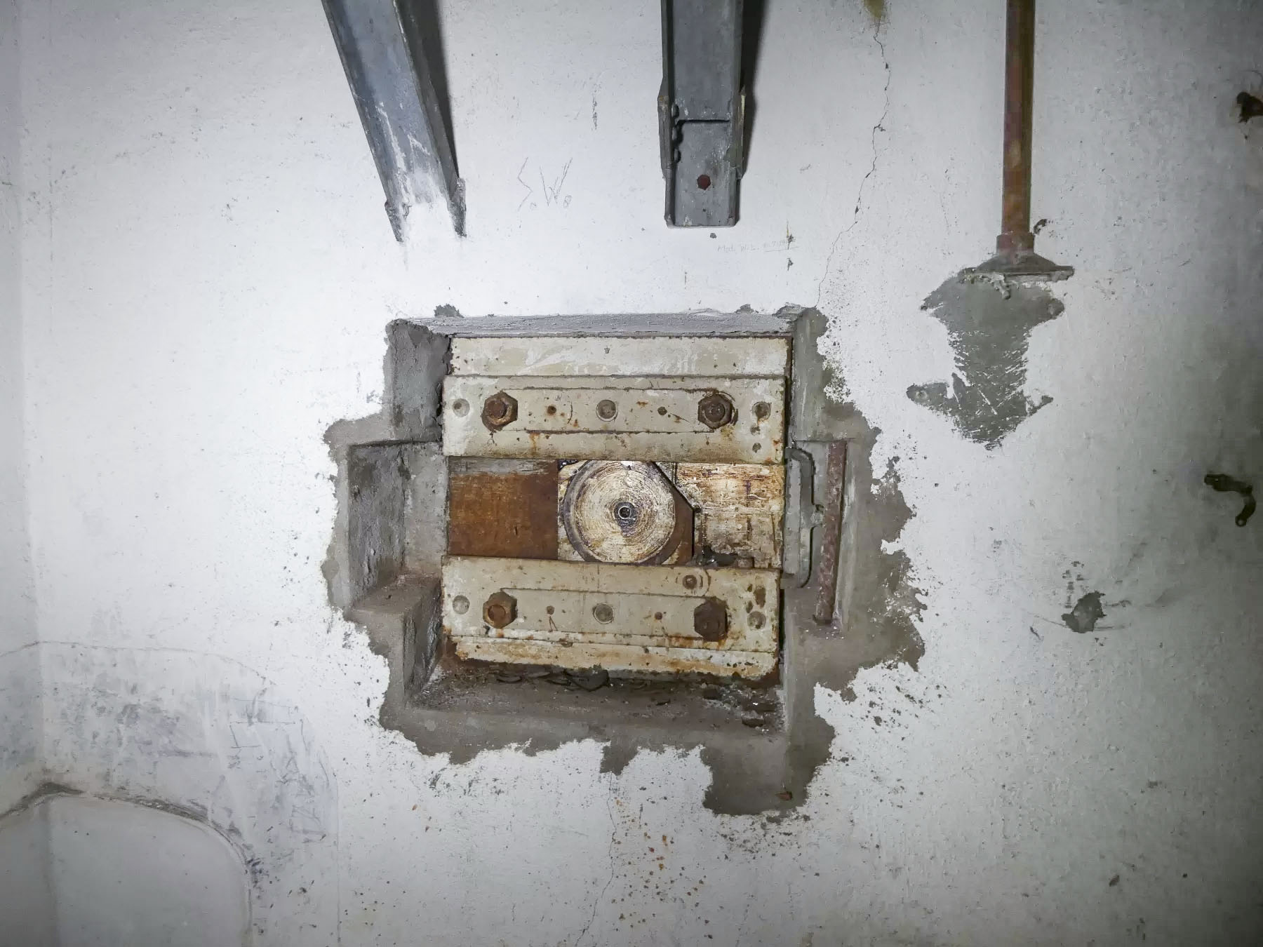 Ligne Maginot - BOIS KARRE - X12 - (Abri) - Un créneau FM dans le local des latrines. - STENGER Mathieu