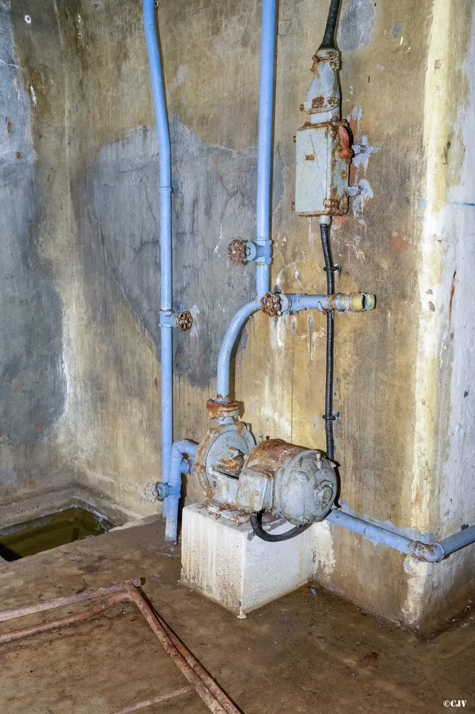 Ligne Maginot - SAINT ANTOINE - (Ouvrage d'artillerie) - Bloc 1
Pompe à eau en bas du bloc - Lia VERMEULEN