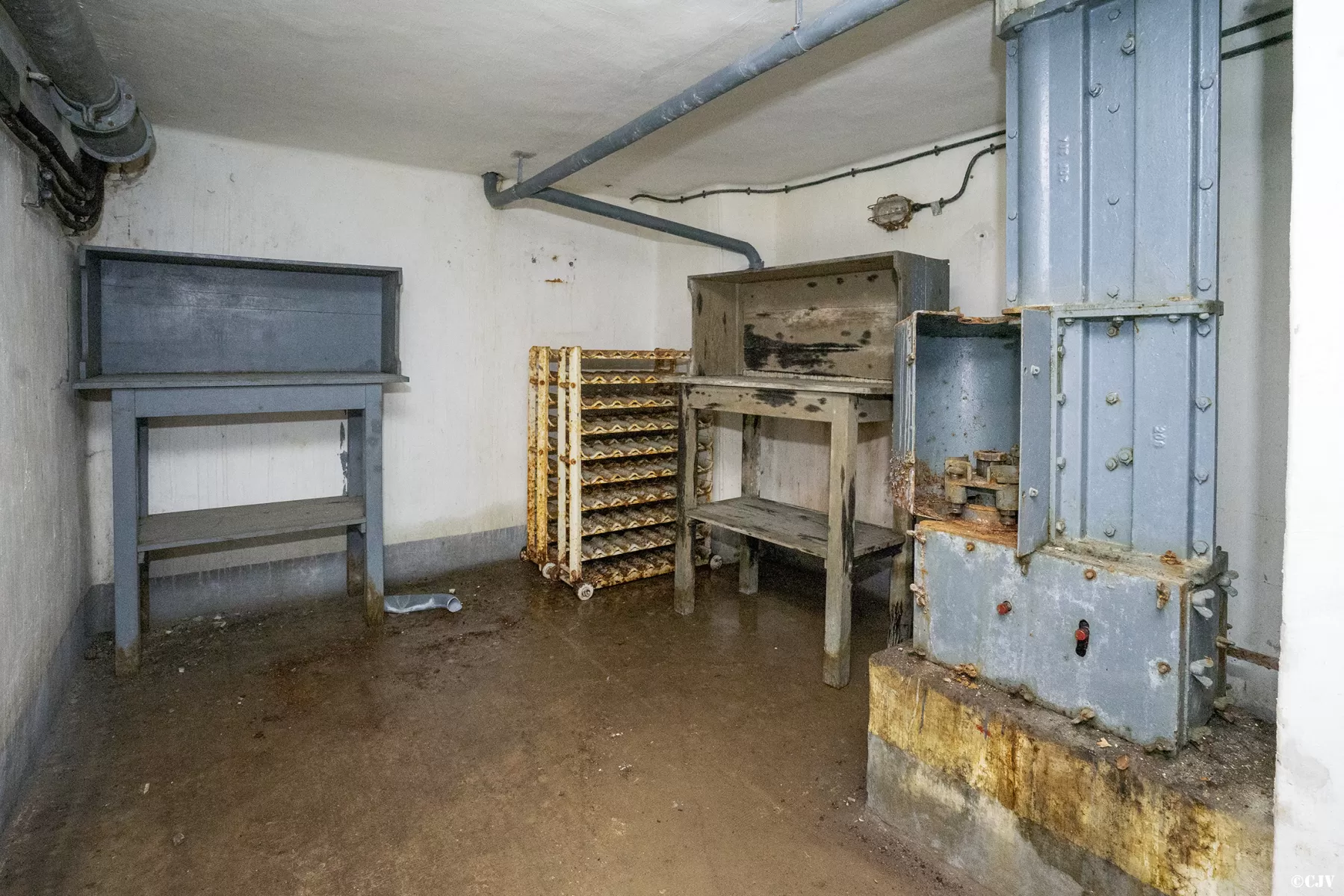 Ligne Maginot - SAINT ANTOINE - (Ouvrage d'artillerie) - Bloc 1
Etage inférieur
Magasin de stockage et de confection des munitions de 81 - Lia VERMEULEN