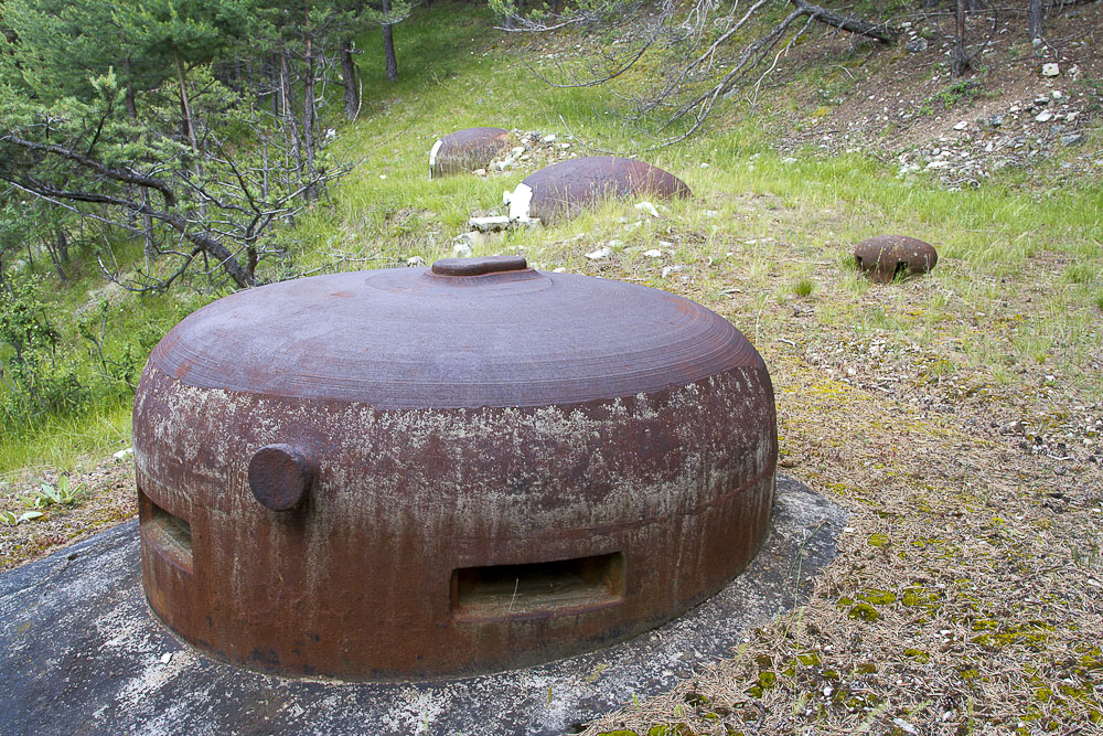 Ligne Maginot - SAINT ANTOINE - (Ouvrage d'artillerie) - Bloc 2
Cloche VDP
Au second plan une cloche de prise d'air et les deux cloches JM - Michel Teiten