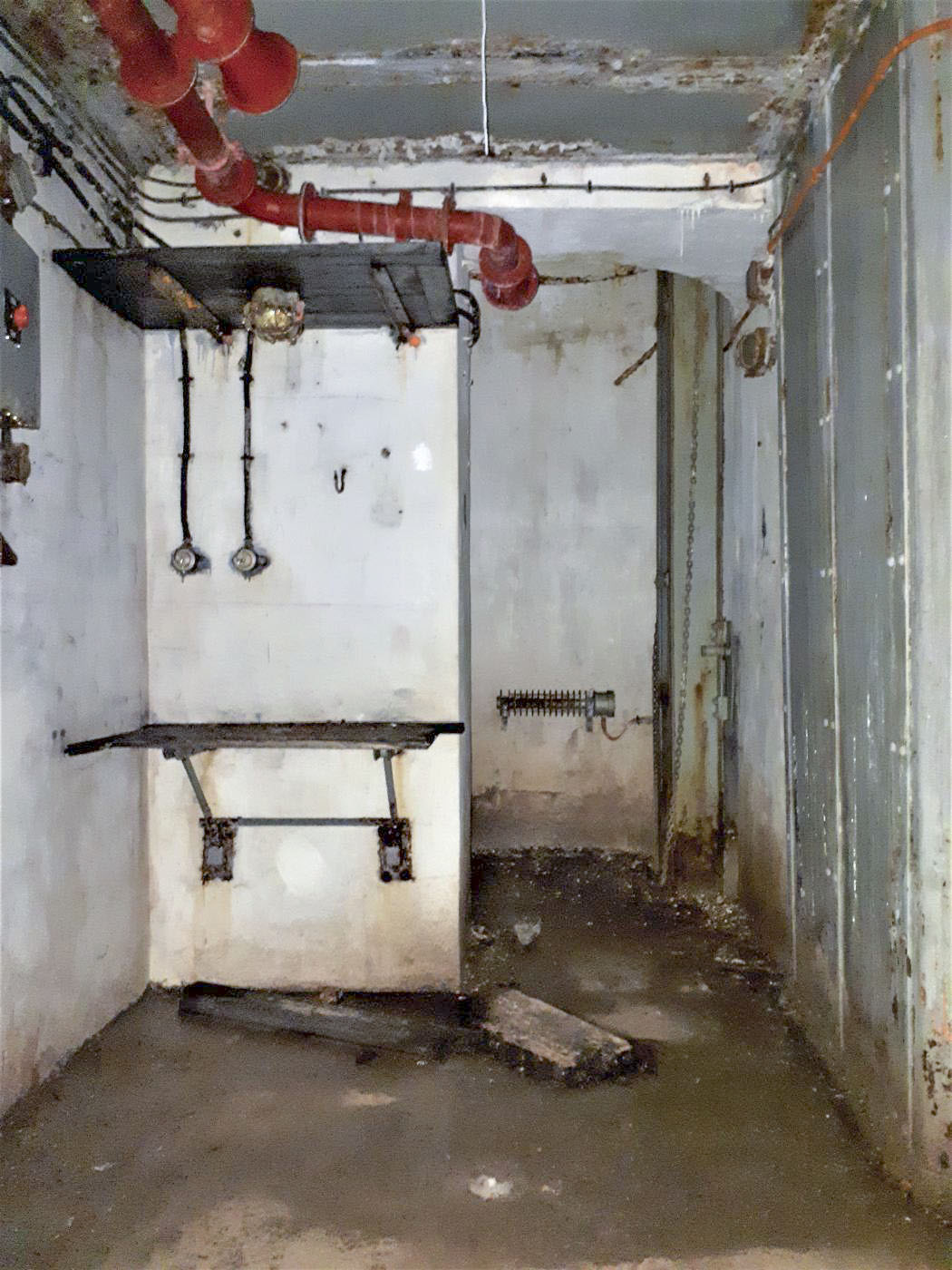 Ligne Maginot - SAINT ANTOINE - (Ouvrage d'artillerie) - Bloc 2
Etage supérieur
Poste téléphonique et accès à la cloche VDP - Gregory Fuchs