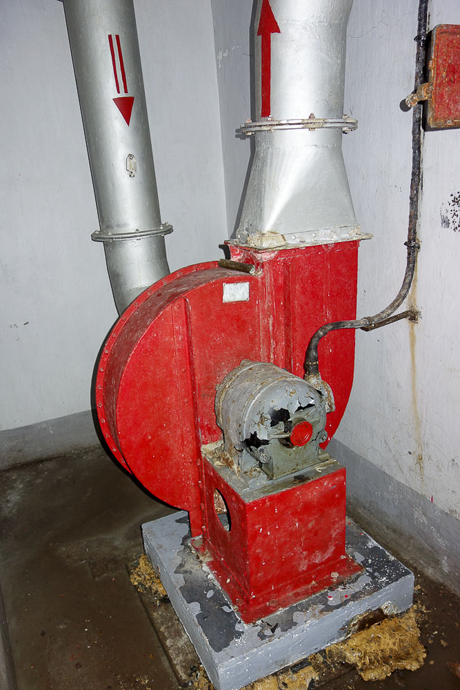 Ligne Maginot - SAINT ANTOINE - (Ouvrage d'artillerie) - Bloc 2
Locaux souterrains
Ventilateur air pur du bloc - Michel Teiten