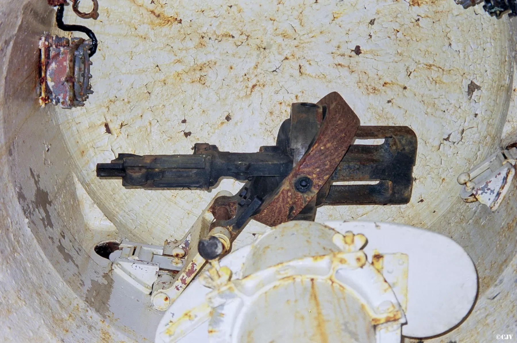 Ligne Maginot - SAINT ANTOINE - (Ouvrage d'artillerie) - Bloc 2
Première cloche pour jumelage de mitrailleuses
2000 - Lia VERMEULEN