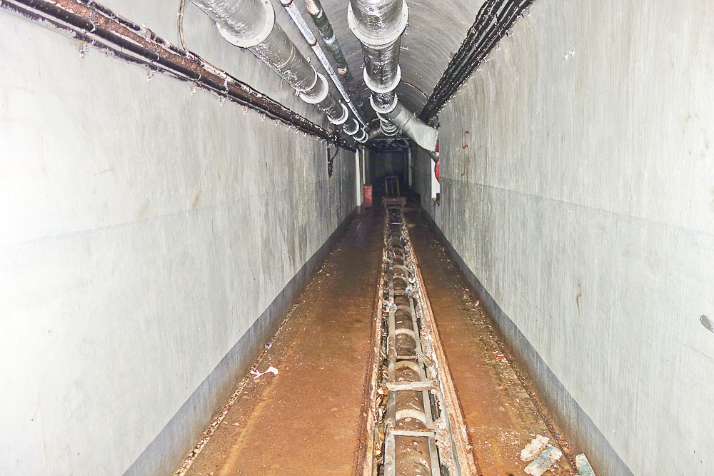 Ligne Maginot - SAINT ANTOINE - (Ouvrage d'artillerie) - Galerie principale
Les plaques recouvrant la conduite des eaux usées ont disparus - Michel Teiten