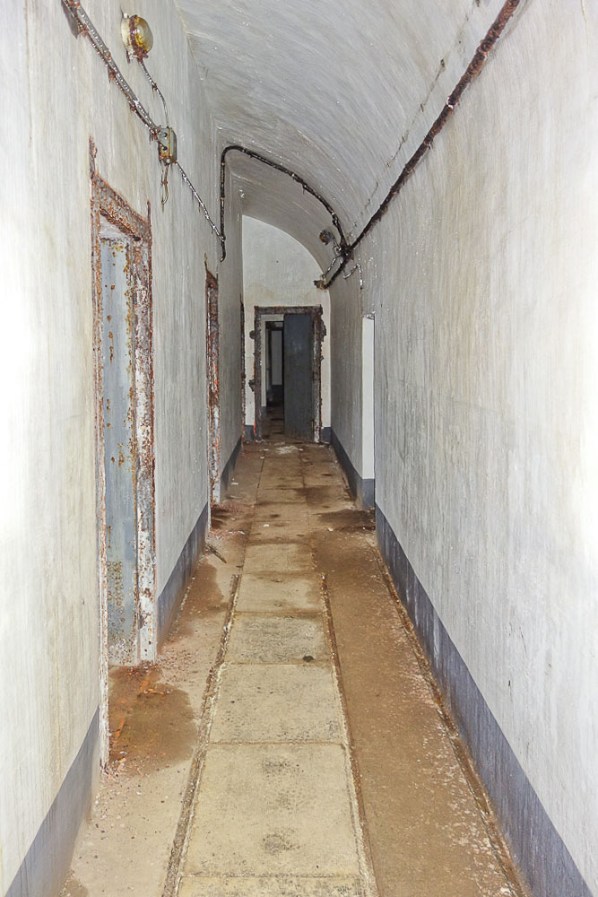 Ligne Maginot - SAINT ANTOINE - (Ouvrage d'artillerie) - Galerie 2 de la caserne
Les portes donnent de l'avant à l'arrière sur le PC d'ouvrage, la chambre du commandant d'ouvrage, une chambre pour 5 officiers et tout au fond une salle de réunion - Michel Teiten