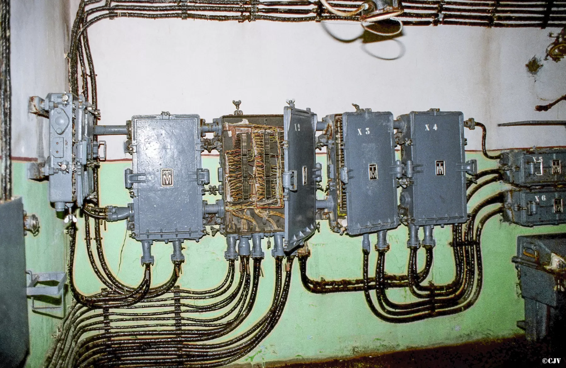 Ligne Maginot - SAINT ANTOINE - (Ouvrage d'artillerie) - Le central téléphonique
Le répartiteur téléphonique principal de l'ouvrage et les boitiers de protection - Lia VERMEULEN