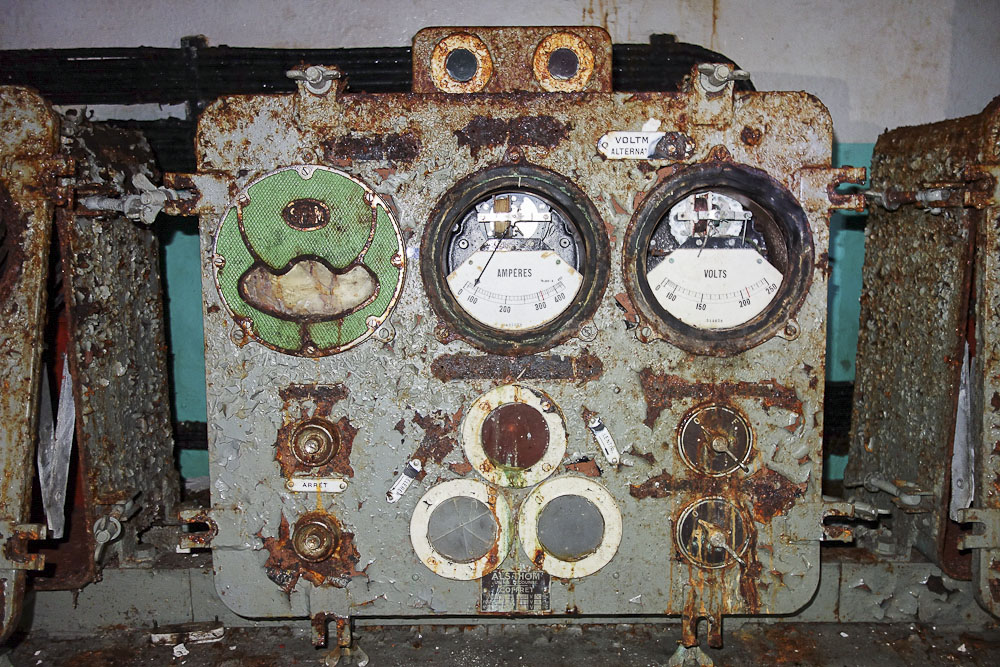Ligne Maginot - SAINT ANTOINE - (Ouvrage d'artillerie) - L'usine électrique
Tableau de commande et de réglage des groupes électrogènes - Michel Teiten
