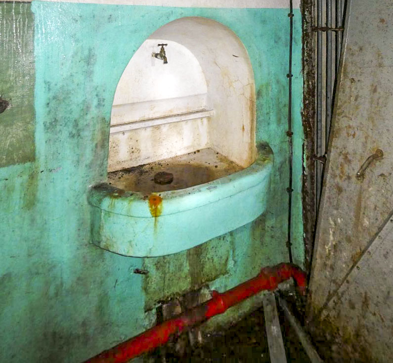 Ligne Maginot - SAINT ANTOINE - (Ouvrage d'artillerie) - Lavabo à l'entrée de l'usine - ELLENA - CUNY