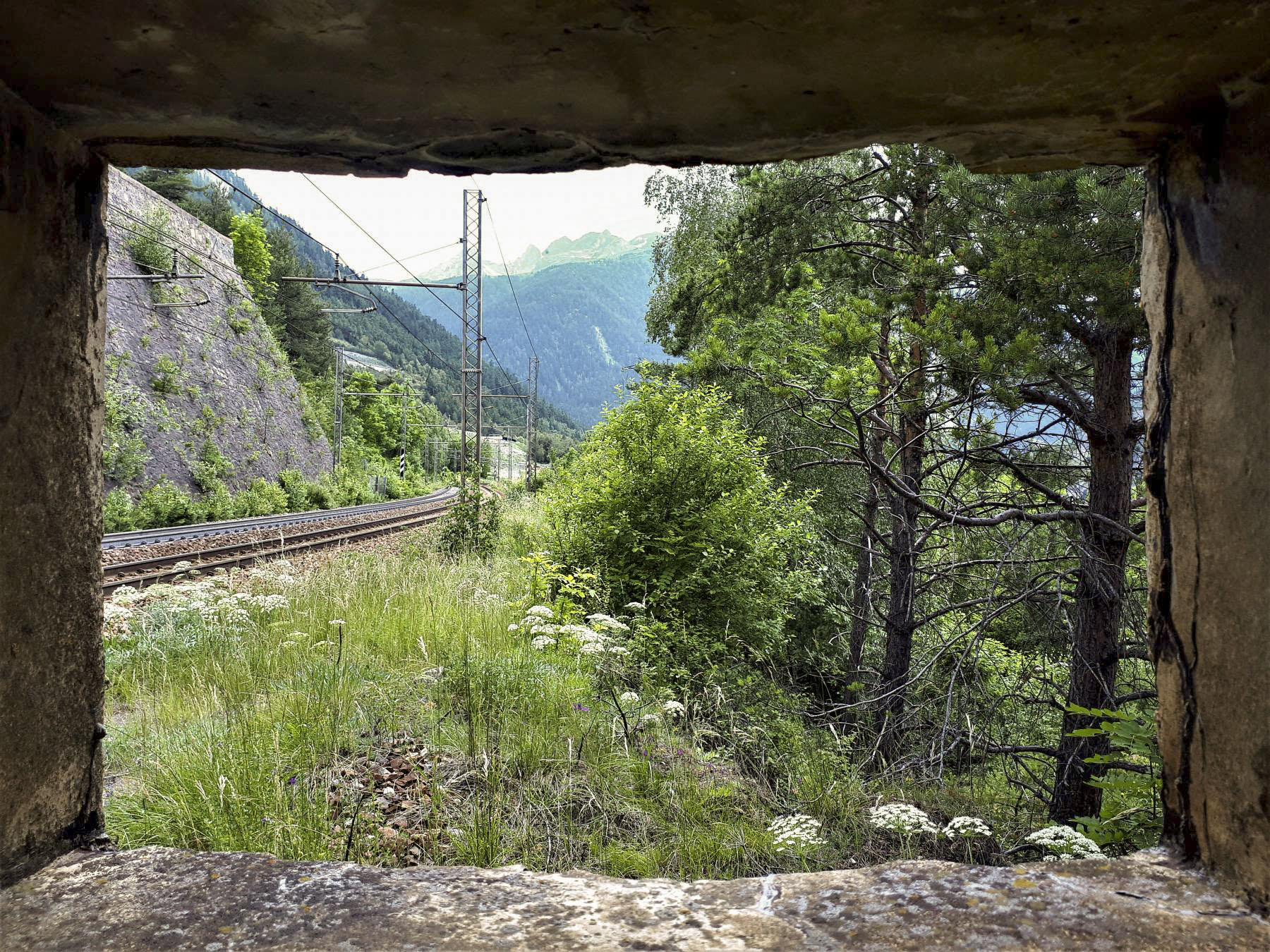 Ligne Maginot - SAINT ANTOINE 3 - (Blockhaus pour arme infanterie) - Vue depuis le créneau de gauche sur la voie ferrée - Gregory Fuchs