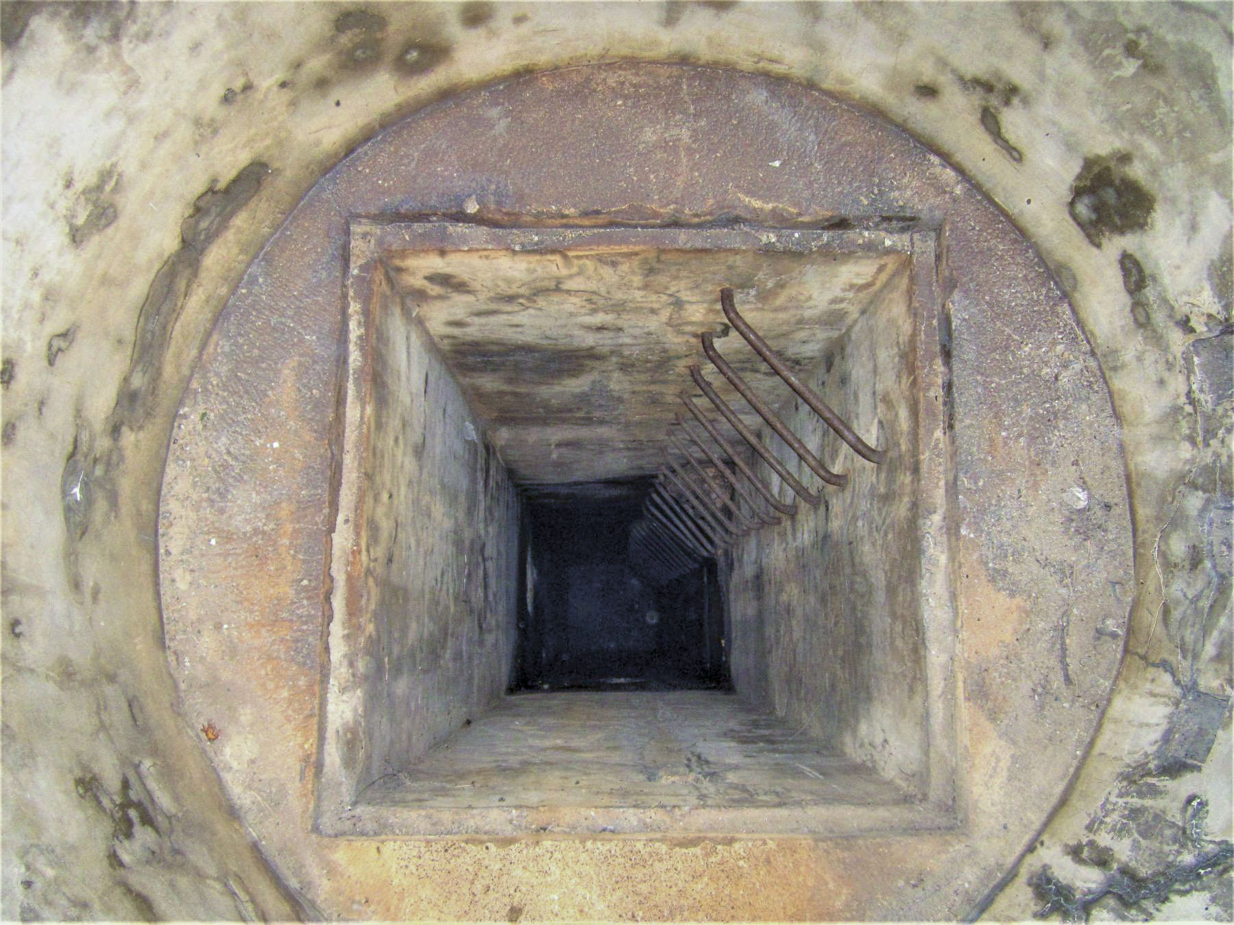Ligne Maginot - SAINT ANTOINE 2 - (Blockhaus pour arme infanterie) - Le puits d'accès à la galerie - Gregory Fuchs