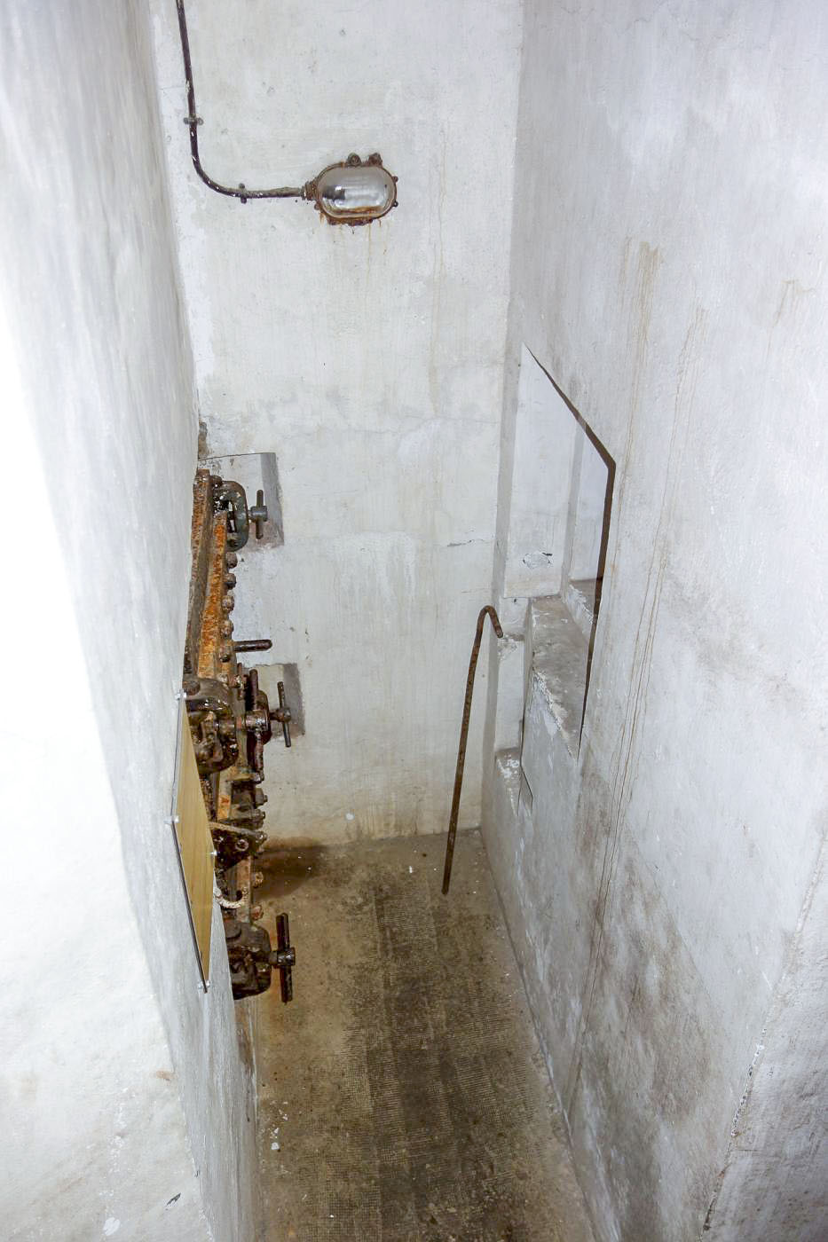 Ligne Maginot - SAINT GOBAIN - (Ouvrage d'infanterie) - Bloc 1
L'issue de secours et le créneau FM intérieur la couvrant - Michel Teiten