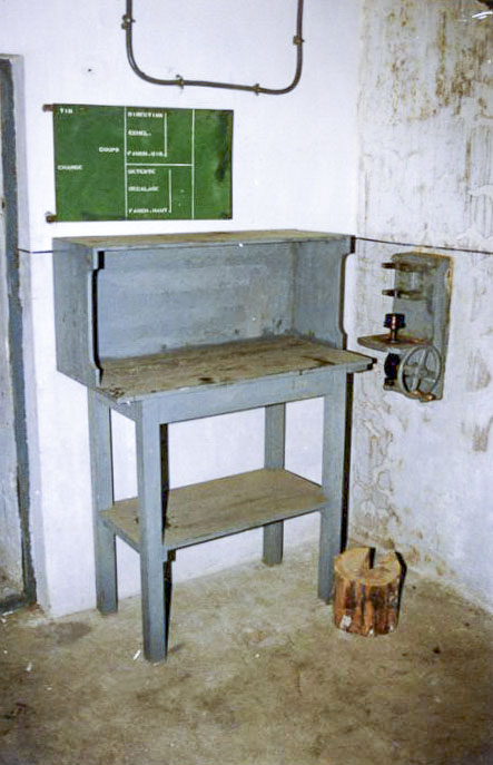 Ligne Maginot - SAINT GOBAIN - (Ouvrage d'infanterie) - Bloc 1 
Étage inférieur
Magasin à munitions de 81 mm
Table de préparation des obus de mortier avec le dispositif de montage des charges additionnelles - Pascal LAMBERT