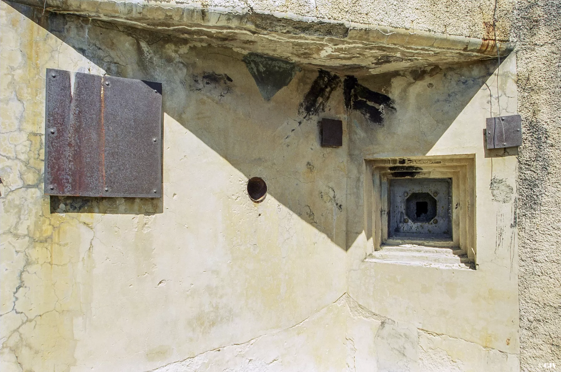 Ligne Maginot - SAINT GOBAIN - (Ouvrage d'infanterie) - Bloc 3
A gauche, protégée par une plaque, la prise d'air des blocs 2 et 3, au centre le créneau optique, à droite le créneau FM - Lia VERMEULEN