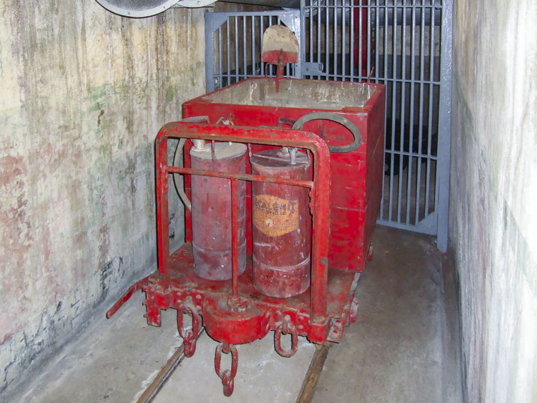 Ligne Maginot - SAINT GOBAIN - (Ouvrage d'infanterie) - Wagonnet incendie stocké dans le garage à wagonnets de l'ouvrage - jack