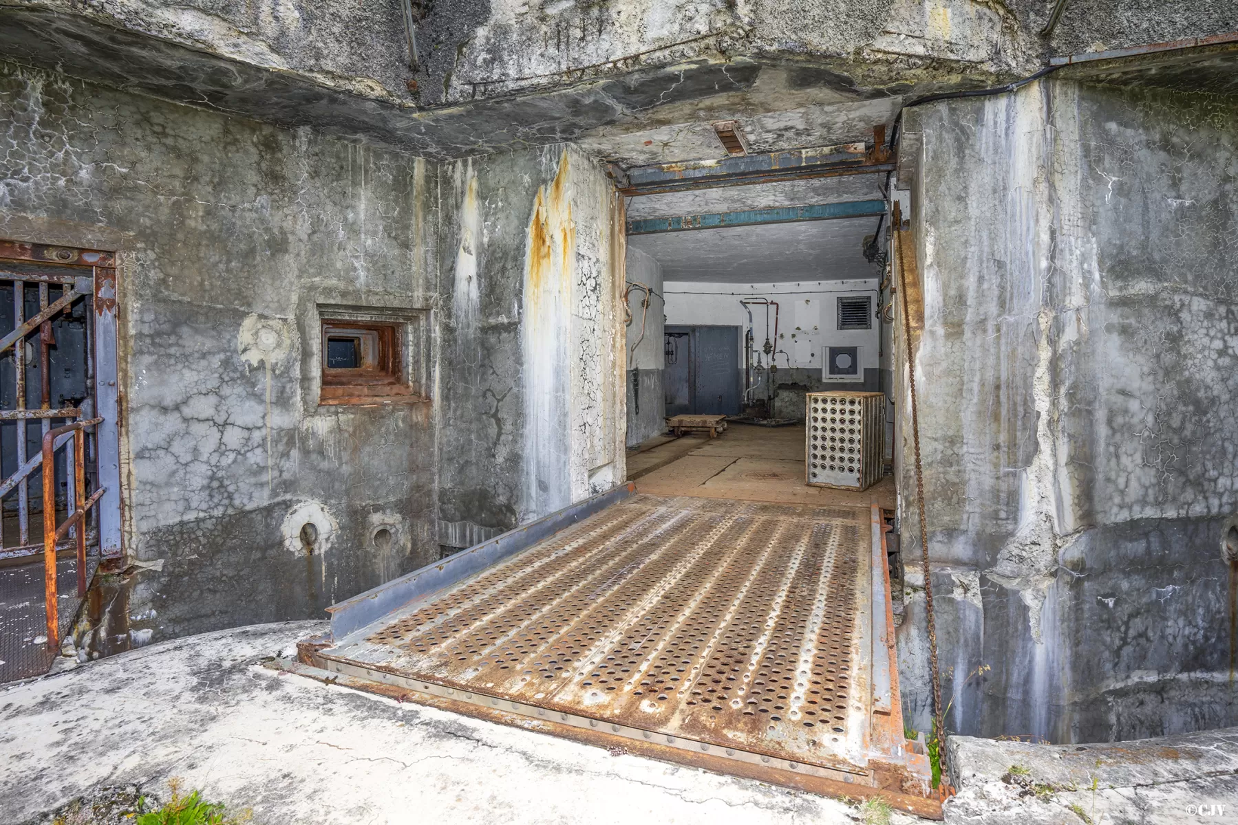 Ligne Maginot - SAPEY - (Ouvrage d'artillerie) - Bloc EHM
Les entrées - Lia VERMEULEN