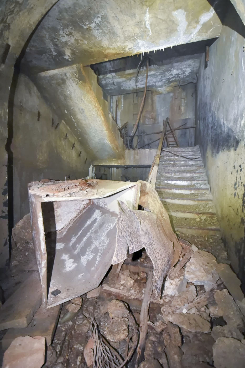 Ligne Maginot - DEPOT - (Abri) - L'escalier - Ludovic KNAPP