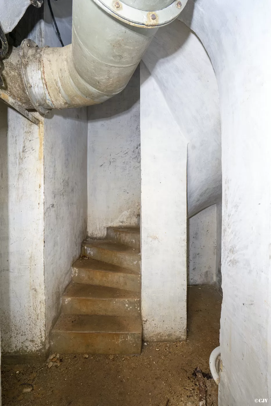 Ligne Maginot - SAPEY - (Ouvrage d'artillerie) - Bloc 3
L'escalier menant au bloc - Lia VERMEULEN