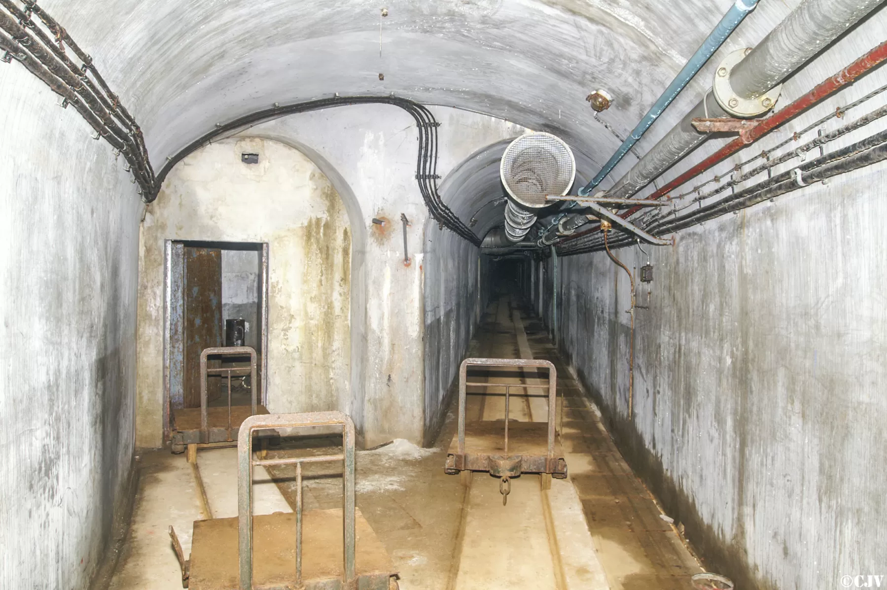 Ligne Maginot - SAPEY - (Ouvrage d'artillerie) - Départ de la galerie vers le bloc 5 non construit devenue magasin du Génie - Lia VERMEULEN
