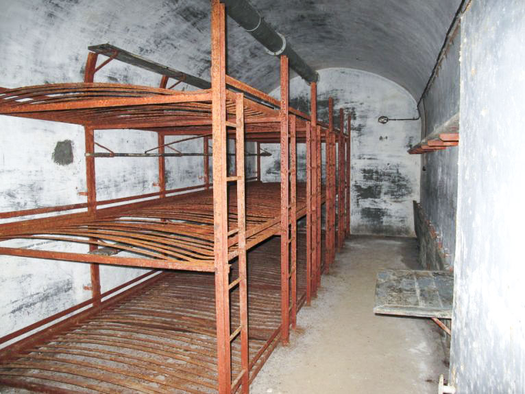 Ligne Maginot - SAPEY - (Ouvrage d'artillerie) - Chambrée pour la troupe - ARMAND Patrick
