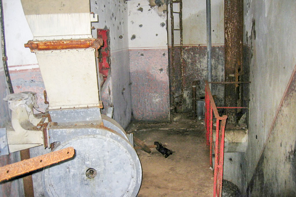 Ligne Maginot - BASSE PARTHE OUEST - C45 - (Casemate d'infanterie - Simple) - Etage supérieur
Ventilateur (à gauche), cloche GFM et descente vers l'étage inférieur - Michel Teiten