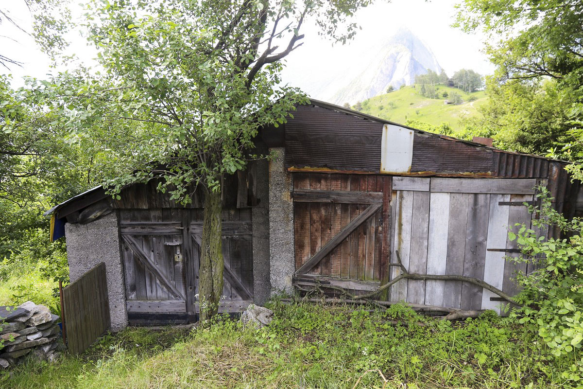 Ligne Maginot - B11 - PAS DE LA PORTE CENTRE - SA-6 - (Blockhaus pour arme infanterie) - La grange qui surmonte le bloc - Alain Perouffe