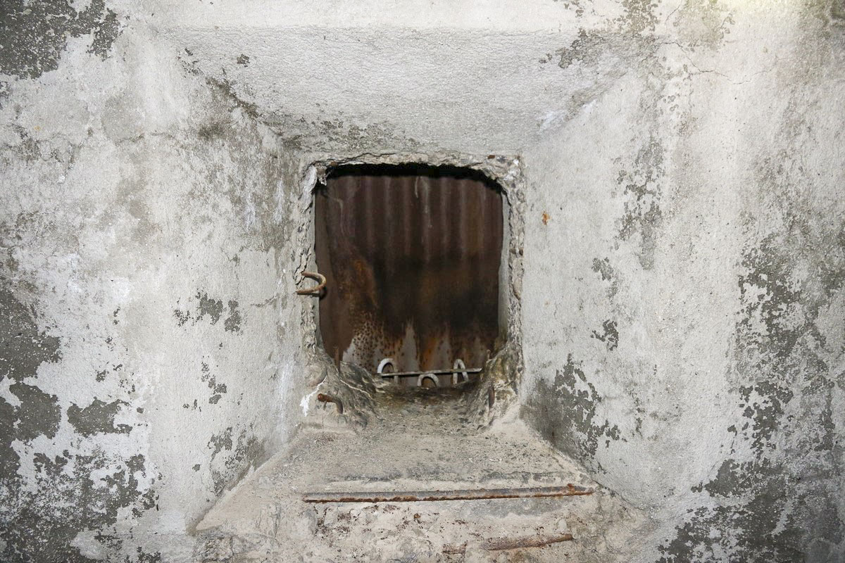 Ligne Maginot - B11 - PAS DE LA PORTE CENTRE - SA-6 - (Blockhaus pour arme infanterie) - Le créneau supérieur

 - Alain Perouffe
