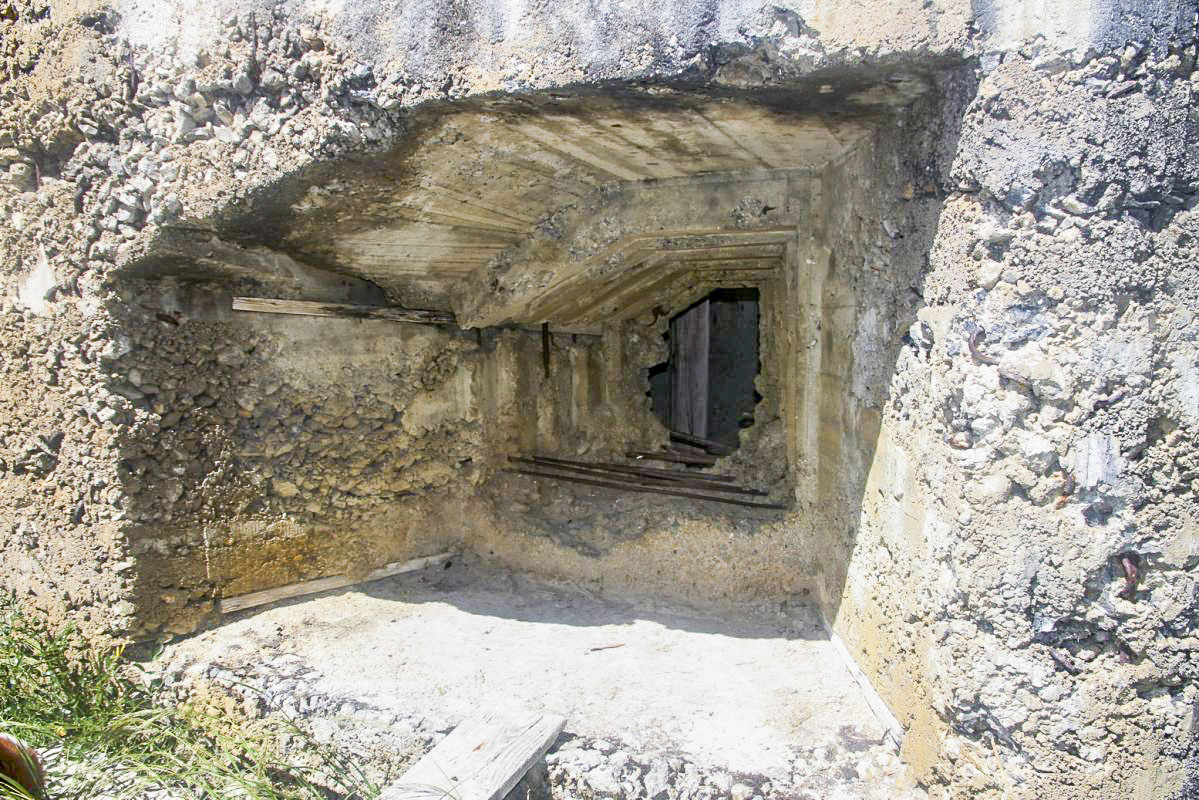 Ligne Maginot - COL DES TROIS CROIX SUPéRIEUR - (Blockhaus pour arme infanterie) - Créneau inférieur - JOLAS, Jean-Michel