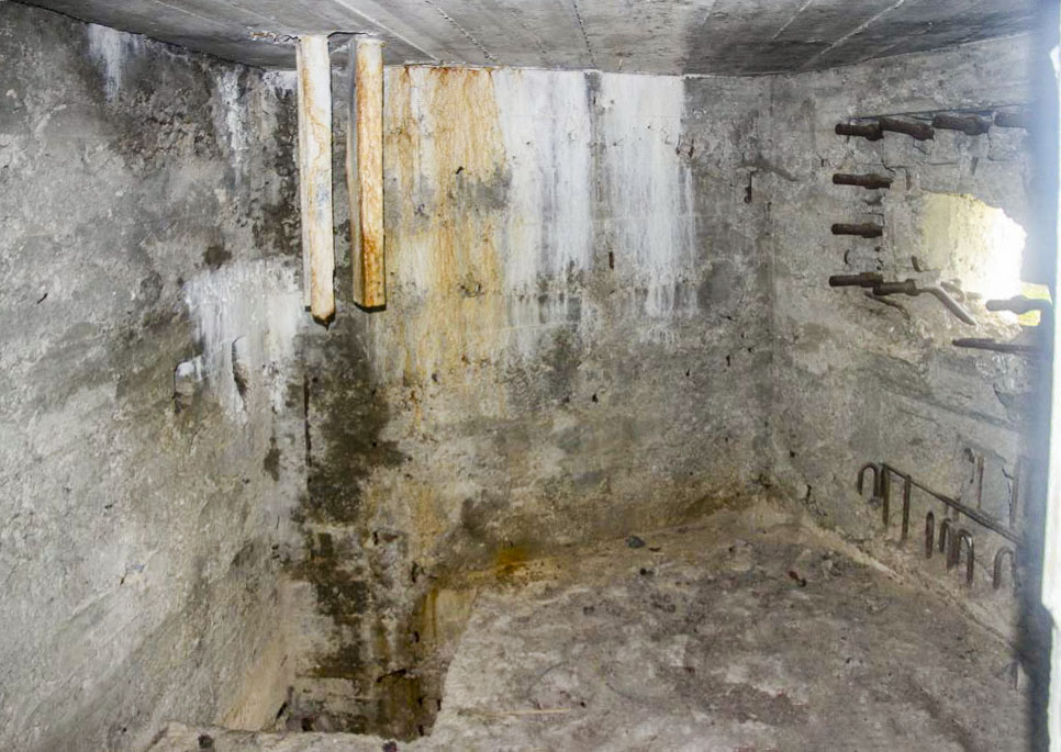 Ligne Maginot - COL DES TROIS CROIX SUPéRIEUR - (Blockhaus pour arme infanterie) - L'étage supérieur, avec à gauche le puits permettant d'accéder à l'étage inférieur - JOLAS, Jean-Michel