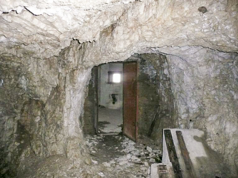 Ligne Maginot - LES ROCHILLES - (Ouvrage d'infanterie) - Le bloc 3
Accès au bloc depuis les dessous - ARMAND Patrick